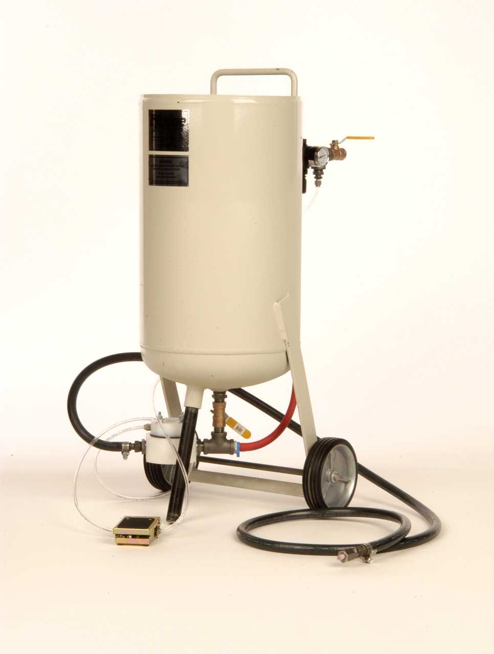 What type of nozzle is included with the unit?